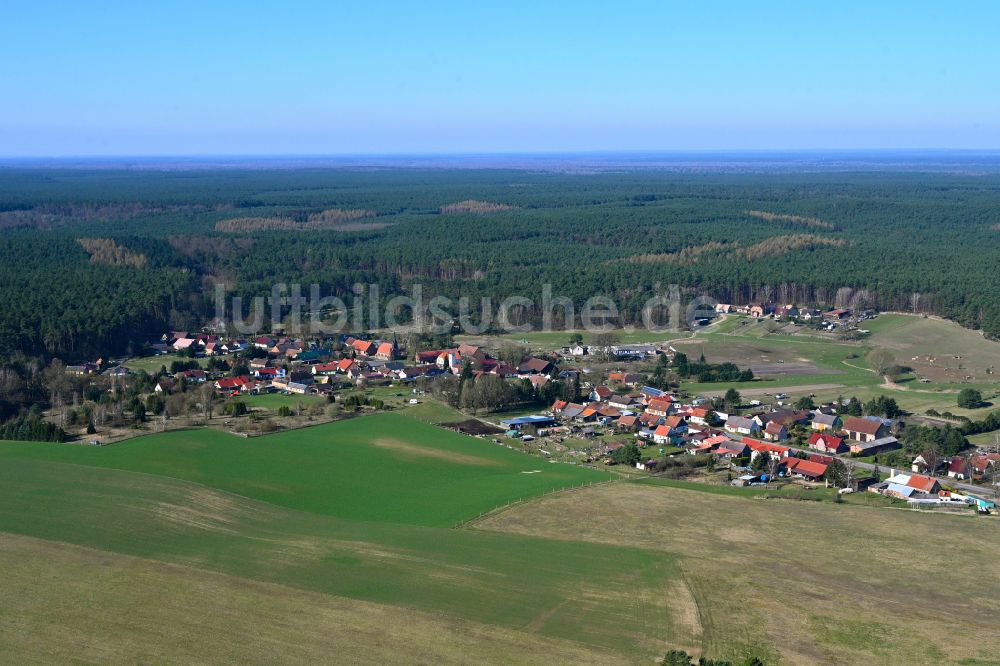 Wallitz aus der Vogelperspektive: Dorfkern am Feldrand in Wallitz im Bundesland Brandenburg, Deutschland