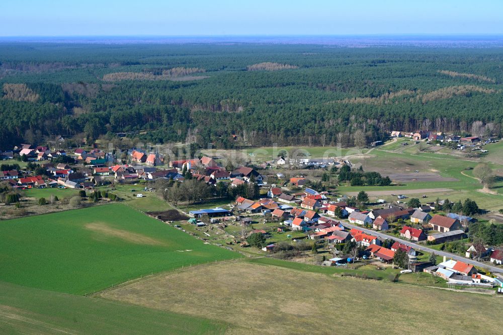 Luftbild Wallitz - Dorfkern am Feldrand in Wallitz im Bundesland Brandenburg, Deutschland