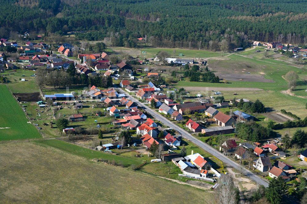 Luftaufnahme Wallitz - Dorfkern am Feldrand in Wallitz im Bundesland Brandenburg, Deutschland