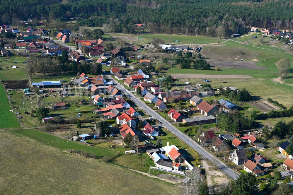 Wallitz von oben - Dorfkern am Feldrand in Wallitz im Bundesland Brandenburg, Deutschland