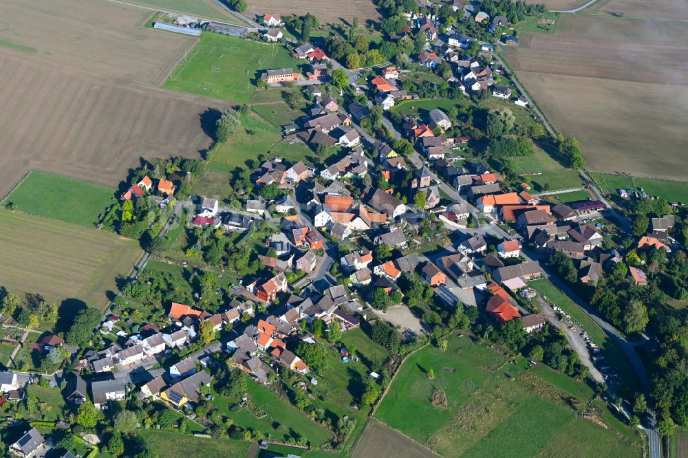 Wangelnstedt aus der Vogelperspektive: Dorfkern am Feldrand in Wangelnstedt im Bundesland Niedersachsen, Deutschland