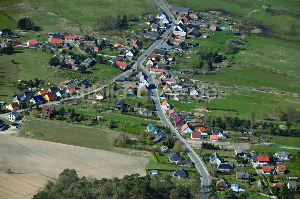 Warsin aus der Vogelperspektive: Dorfkern am Feldrand in Warsin im Bundesland Mecklenburg-Vorpommern, Deutschland