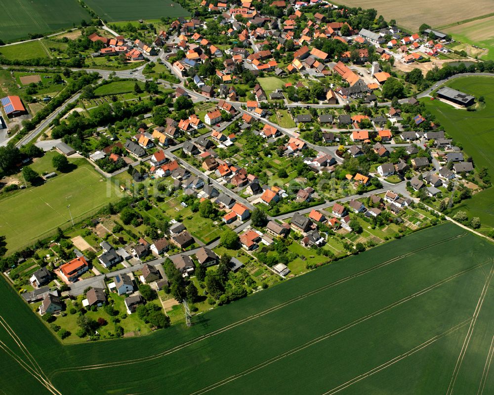 Weddingen aus der Vogelperspektive: Dorfkern am Feldrand in Weddingen im Bundesland Niedersachsen, Deutschland