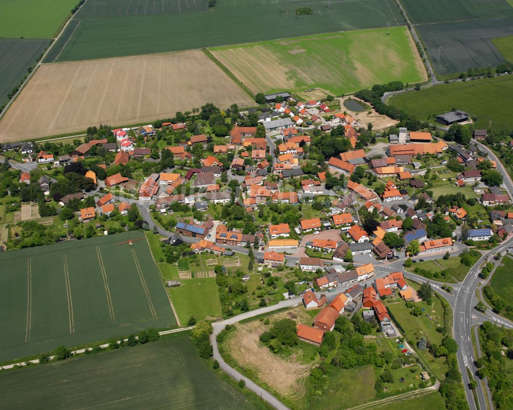 Luftbild Weddingen - Dorfkern am Feldrand in Weddingen im Bundesland Niedersachsen, Deutschland