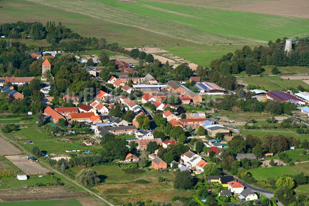 Weesow von oben - Dorfkern am Feldrand in Weesow im Bundesland Brandenburg, Deutschland