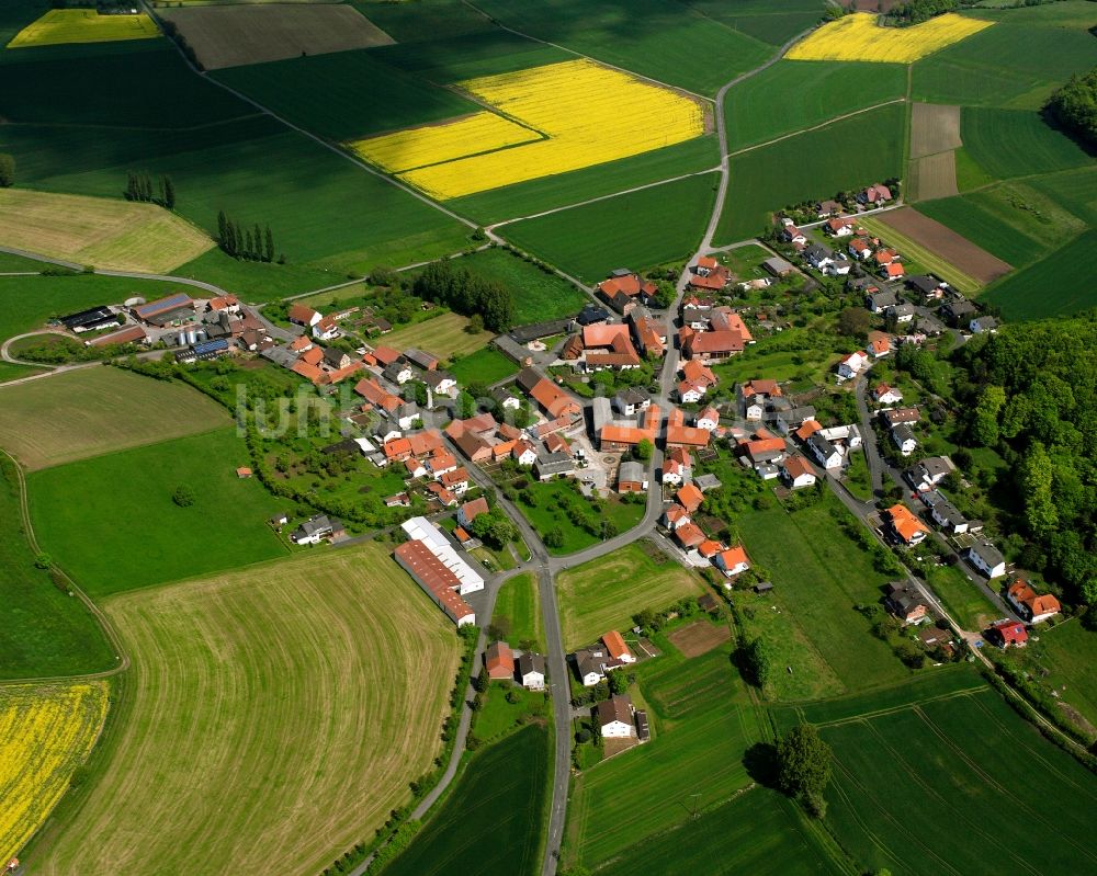 Wehrshausen von oben - Dorfkern am Feldrand in Wehrshausen im Bundesland Hessen, Deutschland