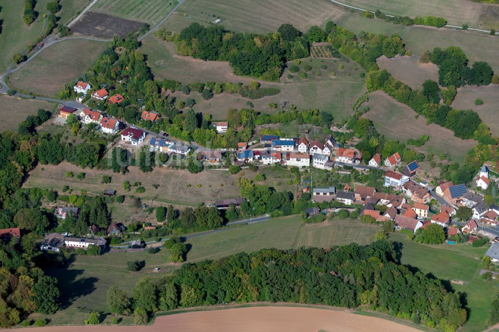 Weickersgrüben von oben - Dorfkern am Feldrand in Weickersgrüben im Bundesland Bayern, Deutschland