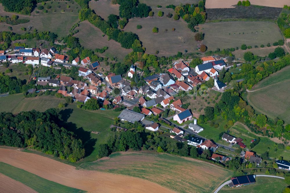 Weickersgrüben aus der Vogelperspektive: Dorfkern am Feldrand in Weickersgrüben im Bundesland Bayern, Deutschland