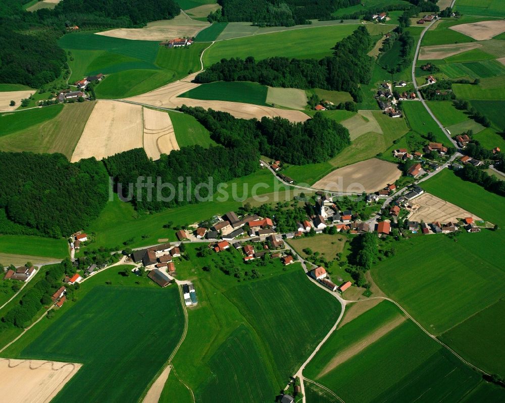 Weidau aus der Vogelperspektive: Dorfkern am Feldrand in Weidau im Bundesland Bayern, Deutschland