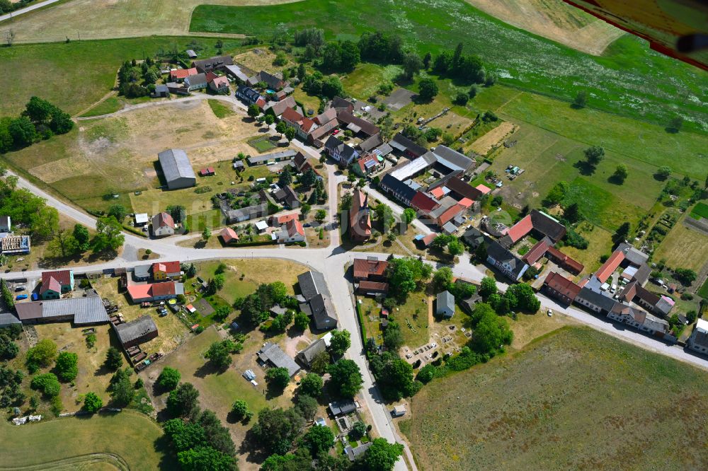 Weiden aus der Vogelperspektive: Dorfkern am Feldrand in Weiden im Bundesland Sachsen-Anhalt, Deutschland