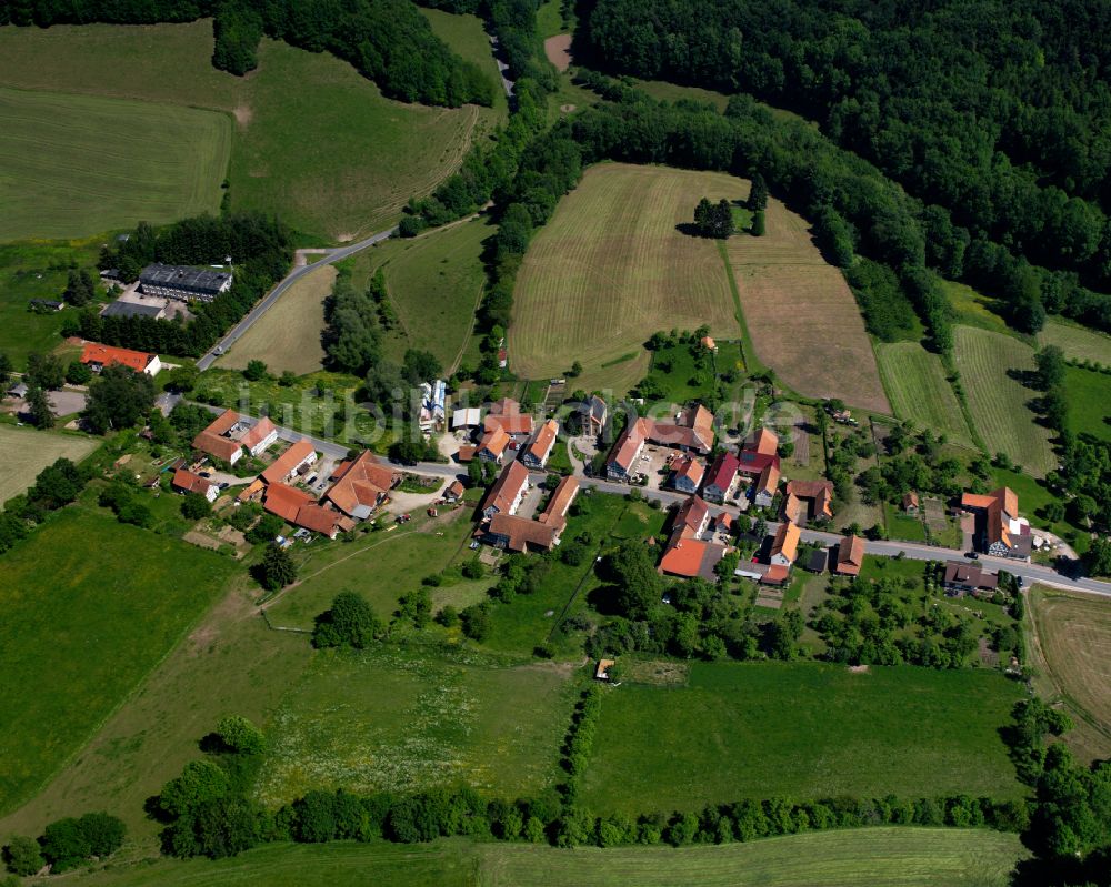 Weidenbach von oben - Dorfkern am Feldrand in Weidenbach im Bundesland Thüringen, Deutschland