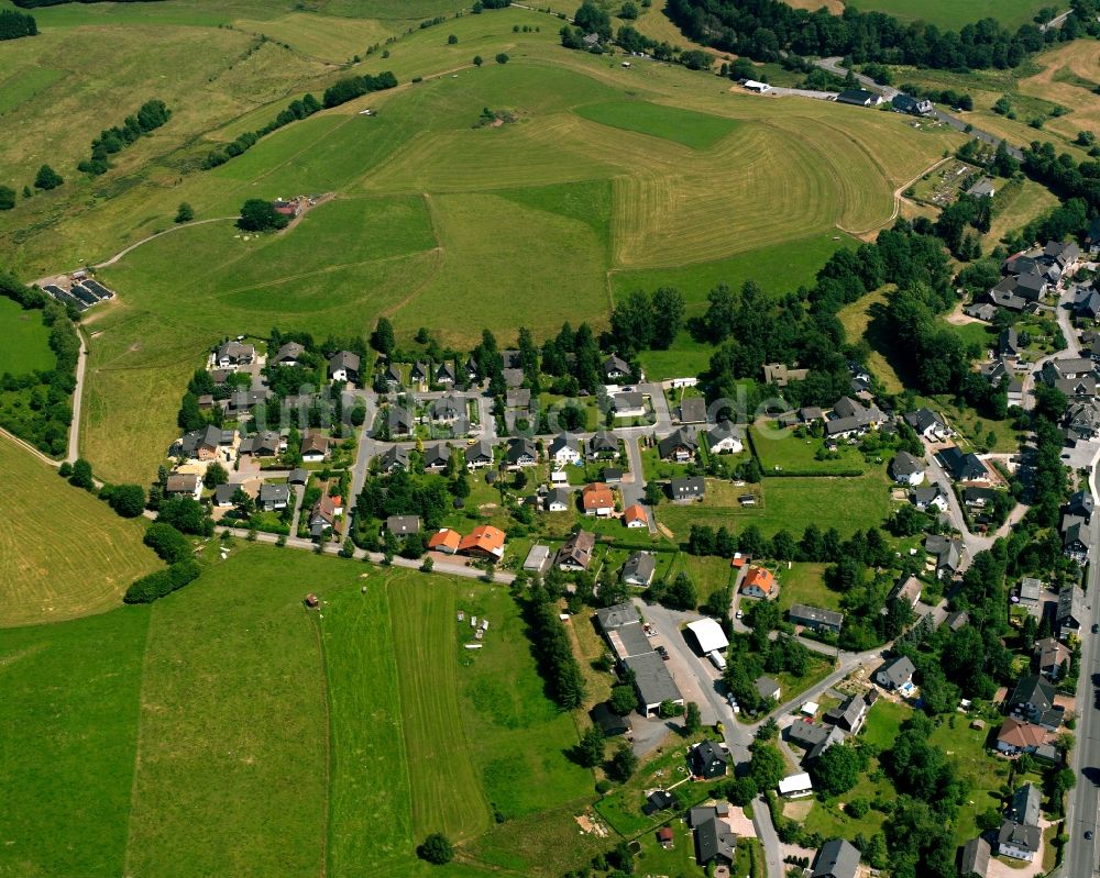 Weidenhausen aus der Vogelperspektive: Dorfkern am Feldrand in Weidenhausen im Bundesland Nordrhein-Westfalen, Deutschland