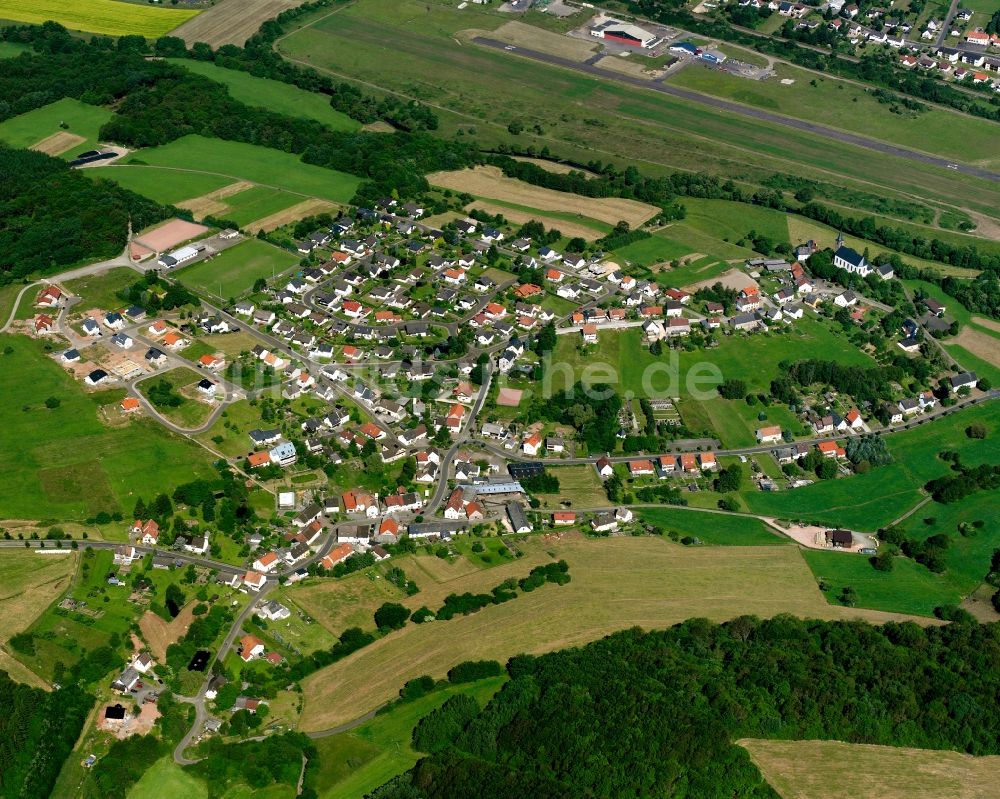 Weiersbach aus der Vogelperspektive: Dorfkern am Feldrand in Weiersbach im Bundesland Rheinland-Pfalz, Deutschland