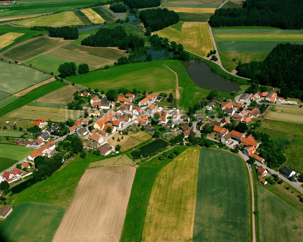 Weiherschneidbach von oben - Dorfkern am Feldrand in Weiherschneidbach im Bundesland Bayern, Deutschland