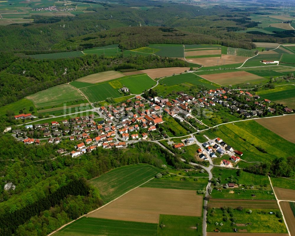 Weiler von oben - Dorfkern am Feldrand in Weiler im Bundesland Baden-Württemberg, Deutschland