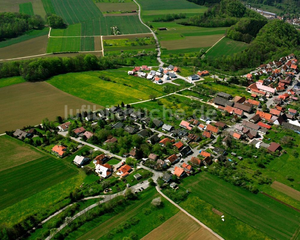 Weiler aus der Vogelperspektive: Dorfkern am Feldrand in Weiler im Bundesland Baden-Württemberg, Deutschland