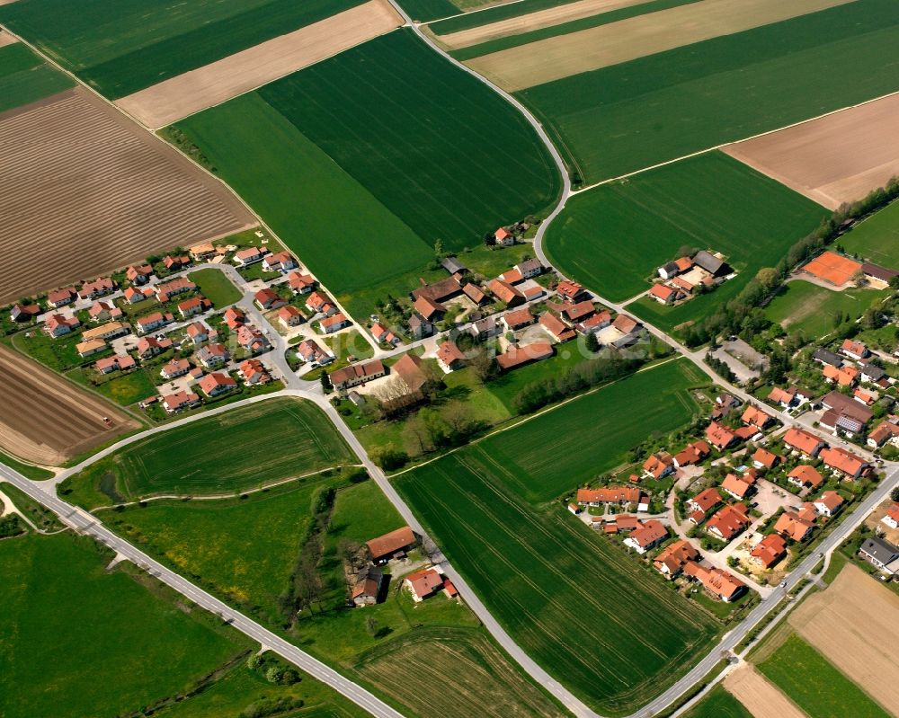 Weiling von oben - Dorfkern am Feldrand in Weiling im Bundesland Bayern, Deutschland