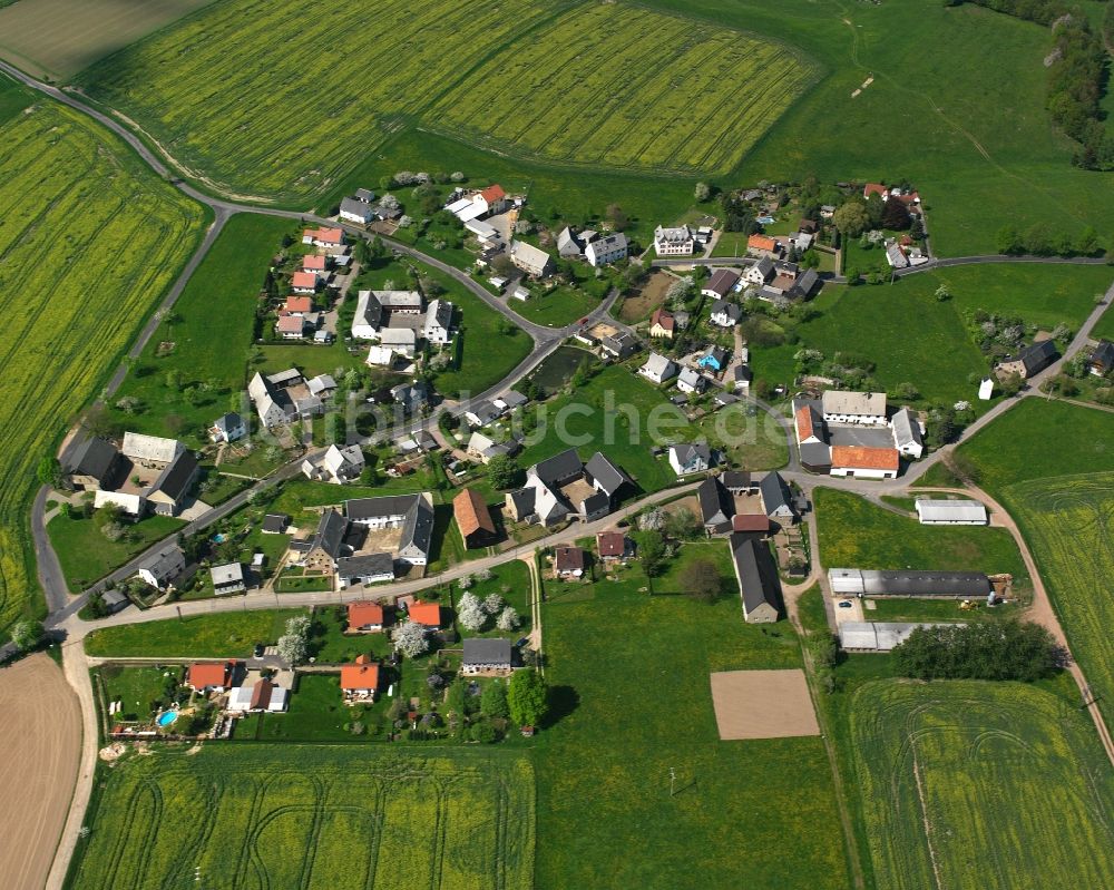 Weinsdorf aus der Vogelperspektive: Dorfkern am Feldrand in Weinsdorf im Bundesland Sachsen, Deutschland