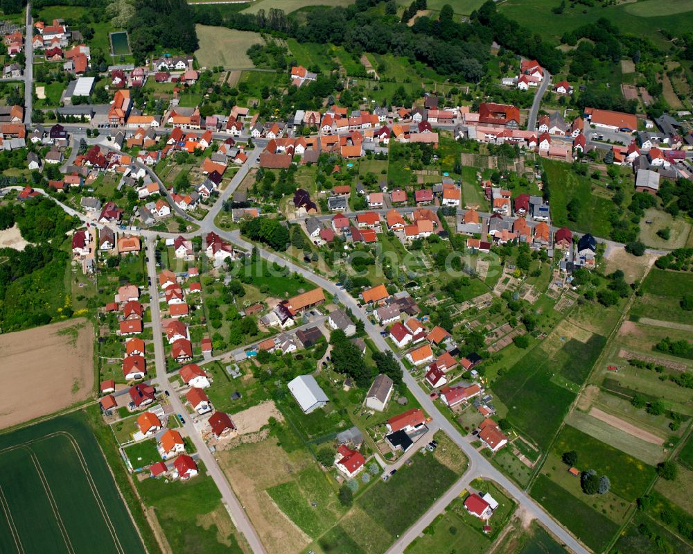 Luftaufnahme Weißenborn-Lüderode - Dorfkern am Feldrand in Weißenborn-Lüderode im Bundesland Thüringen, Deutschland