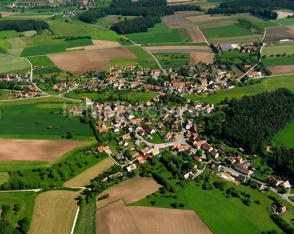 Luftaufnahme Weißenbronn - Dorfkern am Feldrand in Weißenbronn im Bundesland Bayern, Deutschland