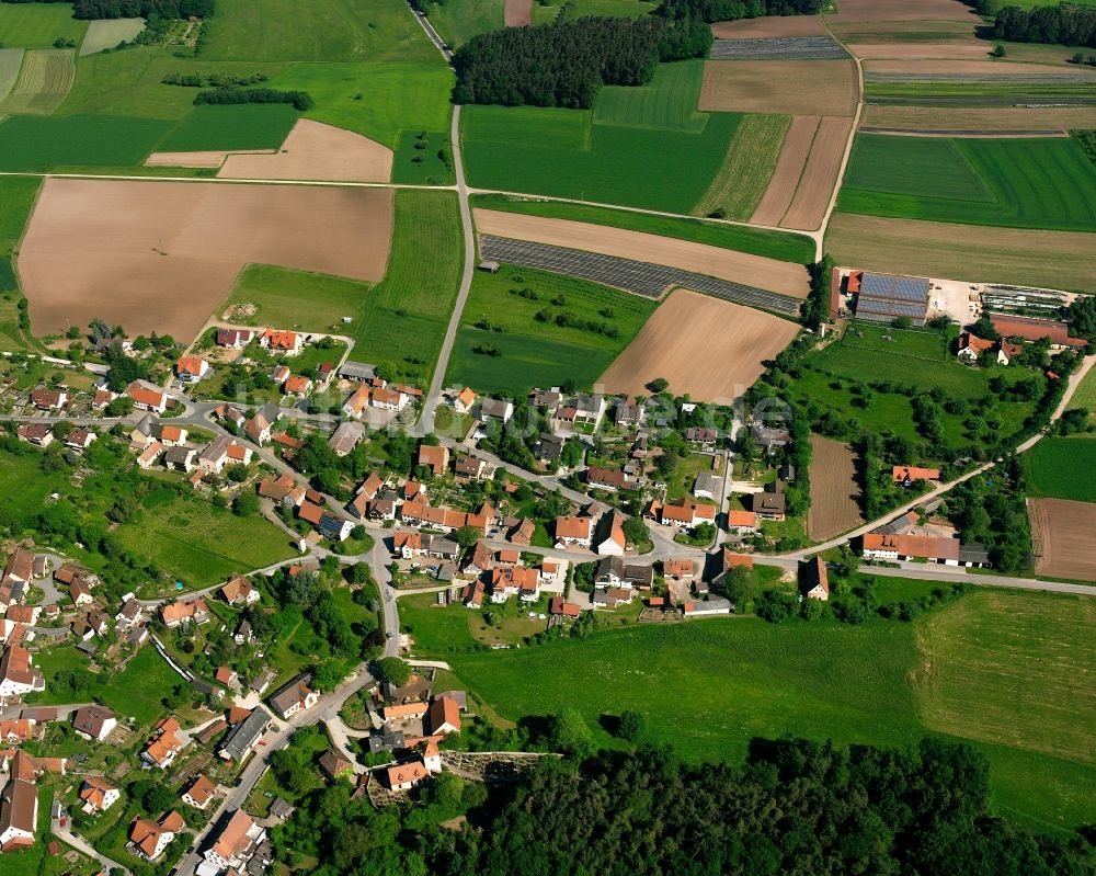 Weißenbronn von oben - Dorfkern am Feldrand in Weißenbronn im Bundesland Bayern, Deutschland