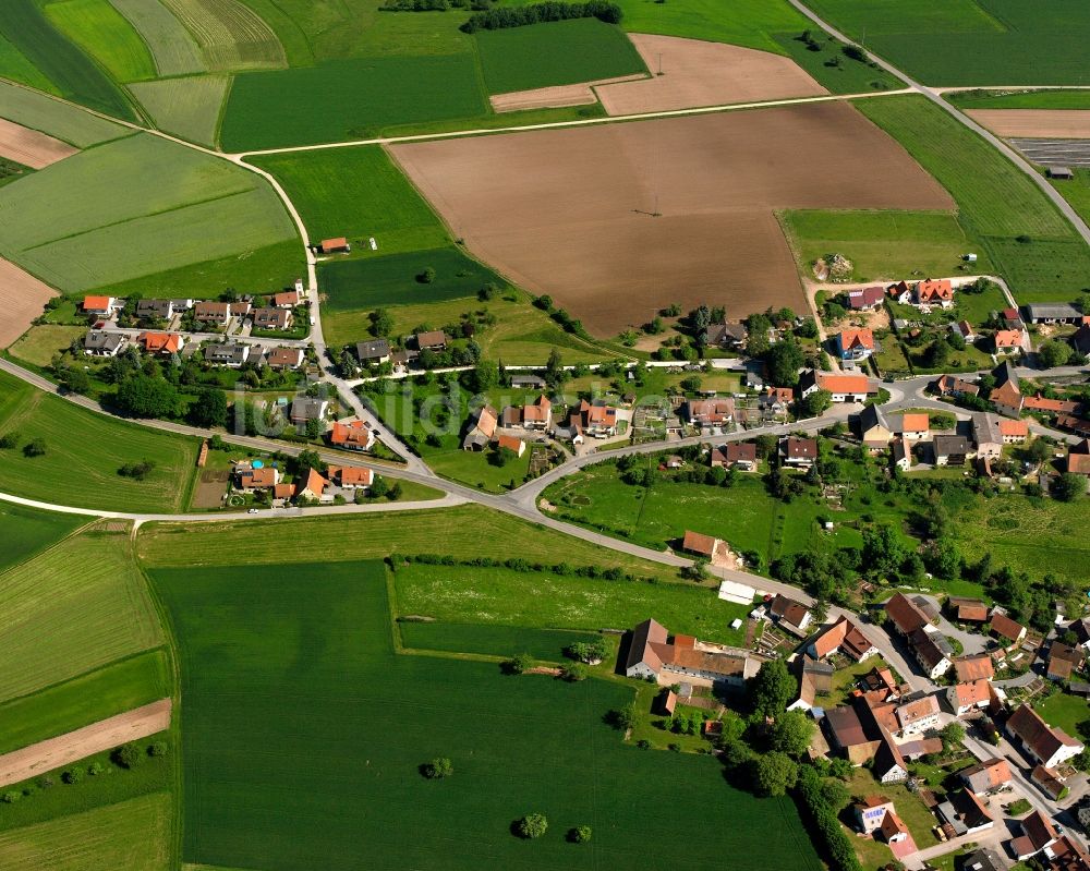 Weißenbronn aus der Vogelperspektive: Dorfkern am Feldrand in Weißenbronn im Bundesland Bayern, Deutschland