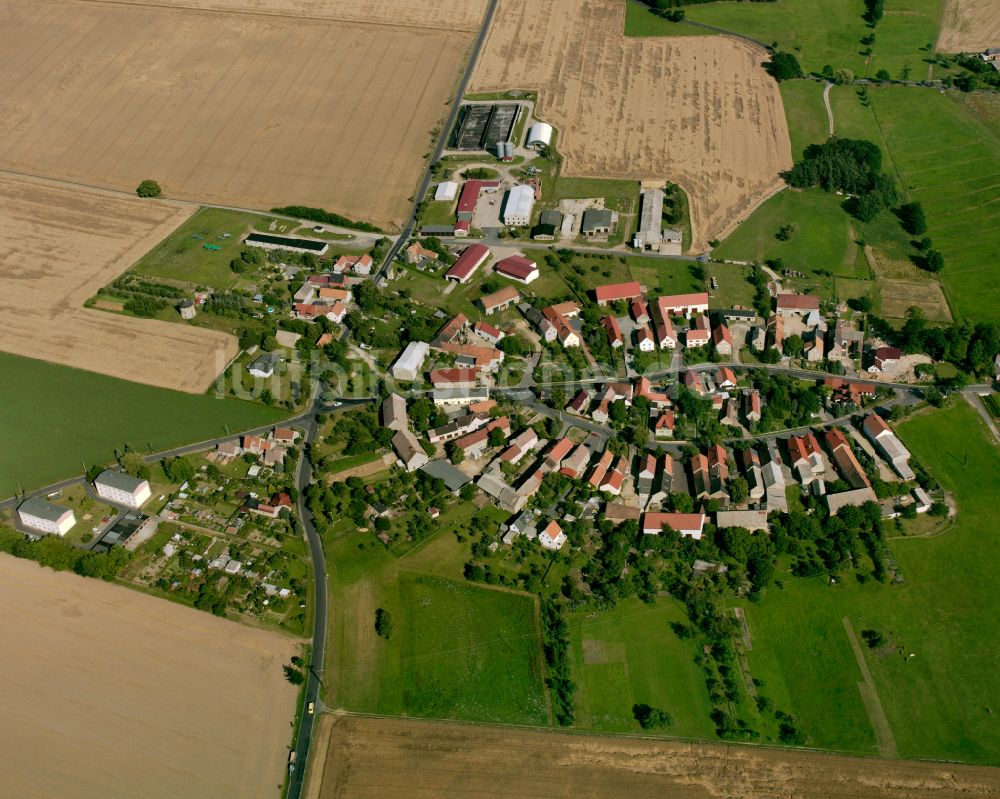 Weißig am Raschütz von oben - Dorfkern am Feldrand in Weißig am Raschütz im Bundesland Sachsen, Deutschland