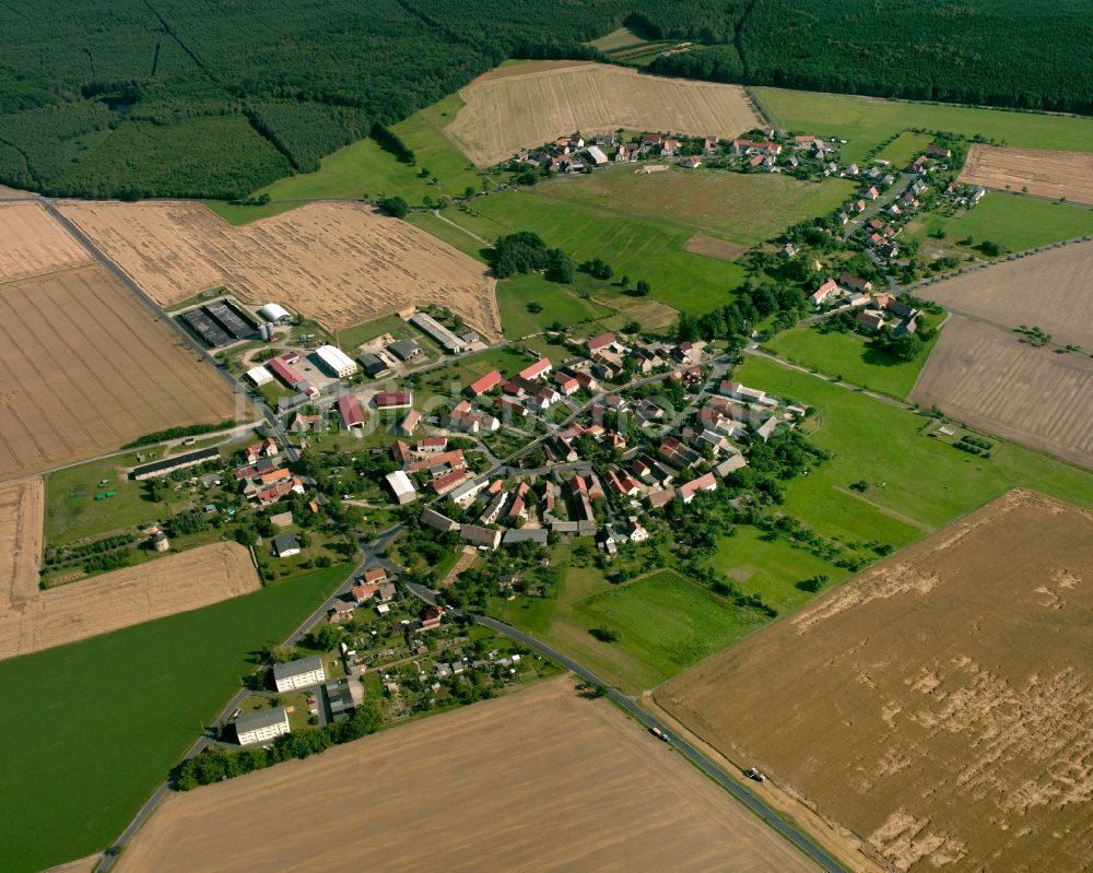 Weißig am Raschütz aus der Vogelperspektive: Dorfkern am Feldrand in Weißig am Raschütz im Bundesland Sachsen, Deutschland