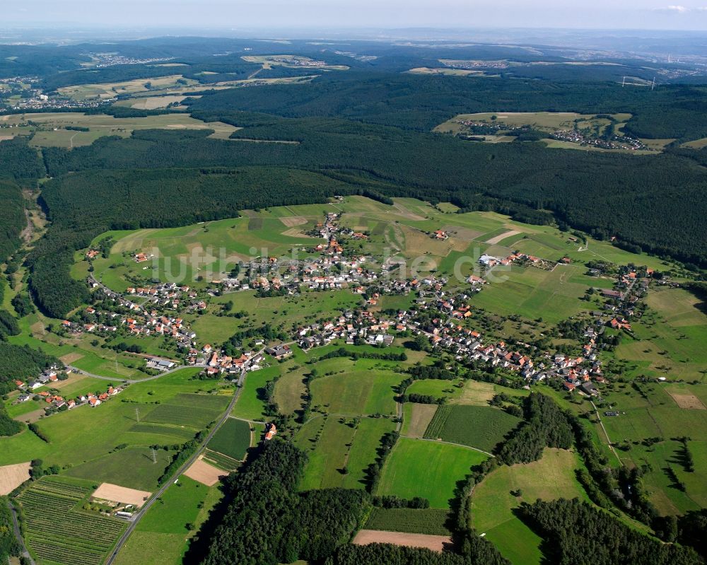 Weiten-Gesäß von oben - Dorfkern am Feldrand in Weiten-Gesäß im Bundesland Hessen, Deutschland