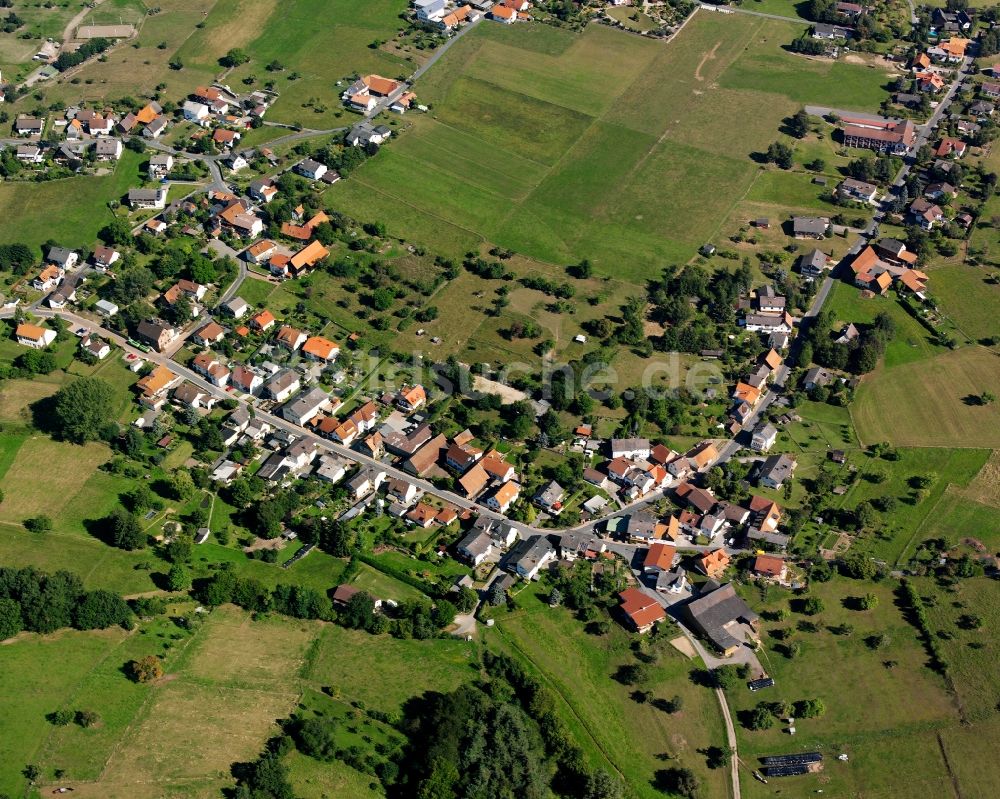 Luftaufnahme Weiten-Gesäß - Dorfkern am Feldrand in Weiten-Gesäß im Bundesland Hessen, Deutschland