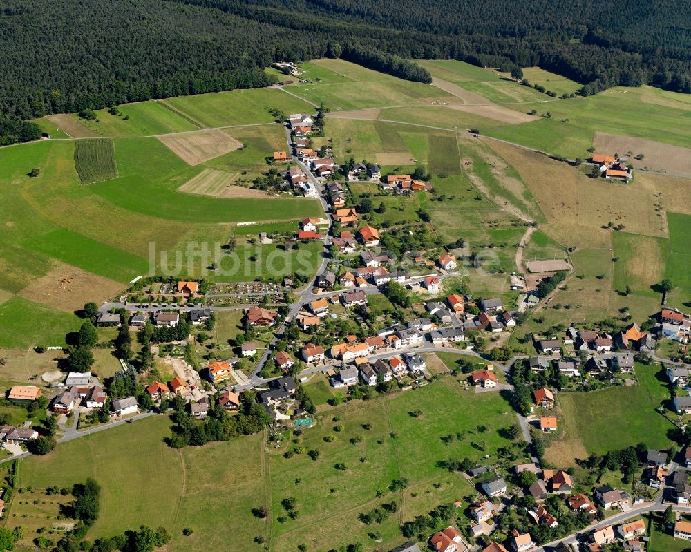 Weiten-Gesäß von oben - Dorfkern am Feldrand in Weiten-Gesäß im Bundesland Hessen, Deutschland