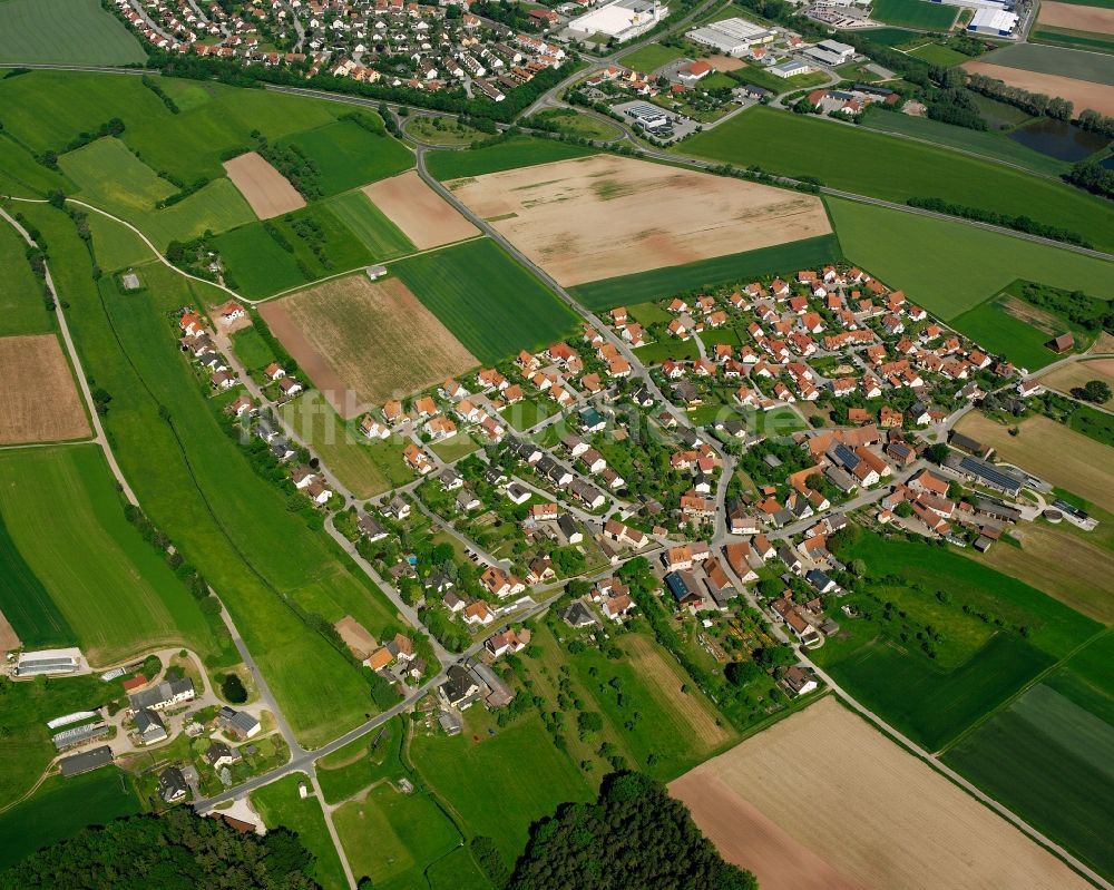 Weiterndorf aus der Vogelperspektive: Dorfkern am Feldrand in Weiterndorf im Bundesland Bayern, Deutschland