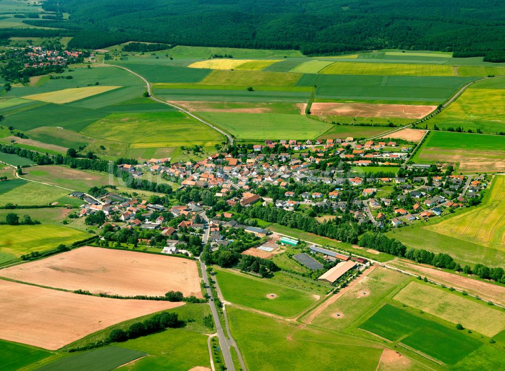 Weitersweiler aus der Vogelperspektive: Dorfkern am Feldrand in Weitersweiler im Bundesland Rheinland-Pfalz, Deutschland