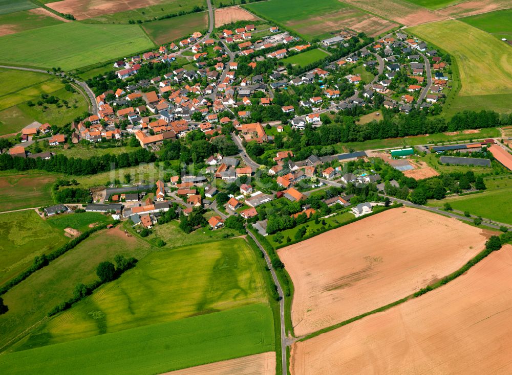 Weitersweiler aus der Vogelperspektive: Dorfkern am Feldrand in Weitersweiler im Bundesland Rheinland-Pfalz, Deutschland