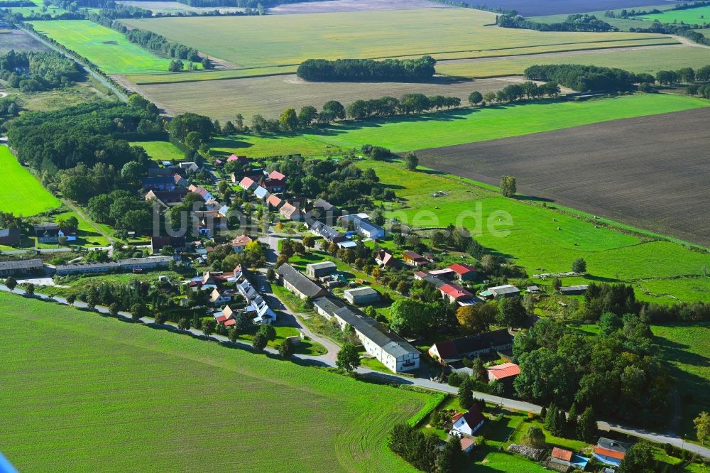 Weitgendorf aus der Vogelperspektive: Dorfkern am Feldrand in Weitgendorf im Bundesland Brandenburg, Deutschland