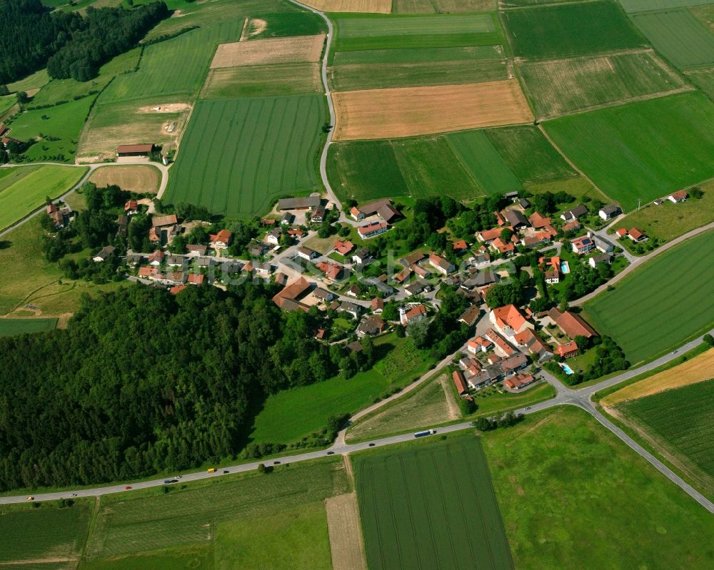 Welchenberg von oben - Dorfkern am Feldrand in Welchenberg im Bundesland Bayern, Deutschland