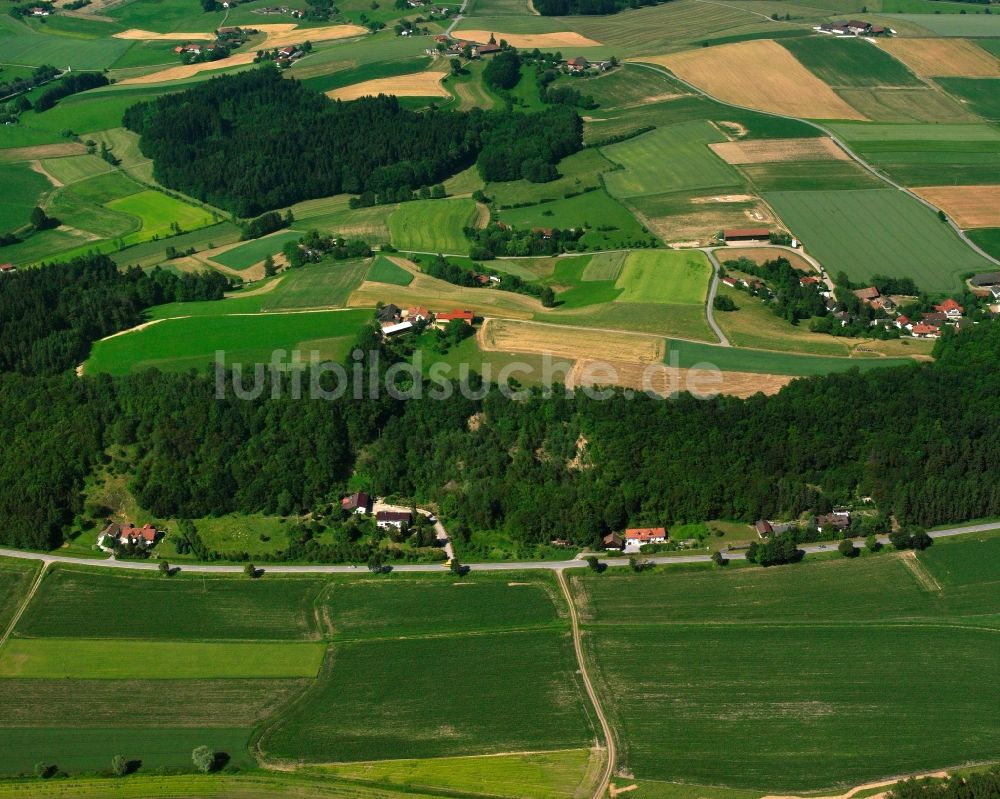 Welchenberg aus der Vogelperspektive: Dorfkern am Feldrand in Welchenberg im Bundesland Bayern, Deutschland