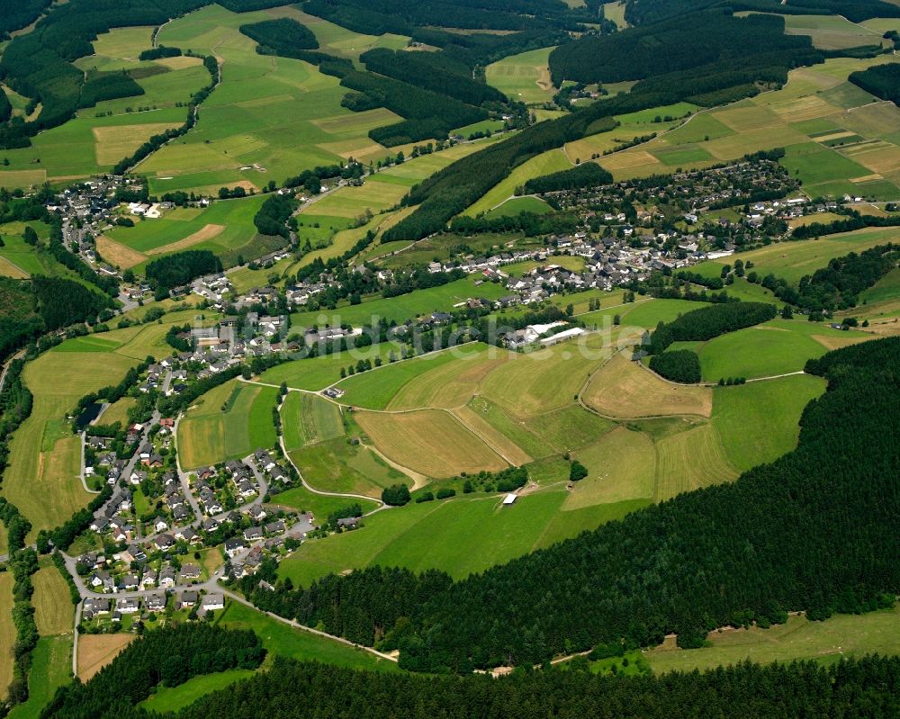 Wemlighausen aus der Vogelperspektive: Dorfkern am Feldrand in Wemlighausen im Bundesland Nordrhein-Westfalen, Deutschland