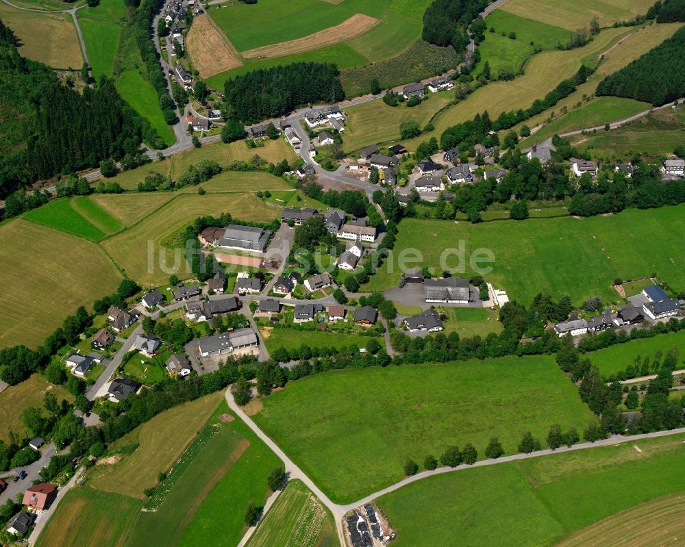 Wemlighausen von oben - Dorfkern am Feldrand in Wemlighausen im Bundesland Nordrhein-Westfalen, Deutschland