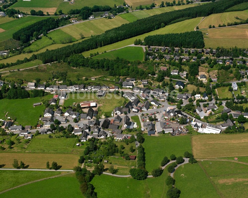 Wemlighausen aus der Vogelperspektive: Dorfkern am Feldrand in Wemlighausen im Bundesland Nordrhein-Westfalen, Deutschland