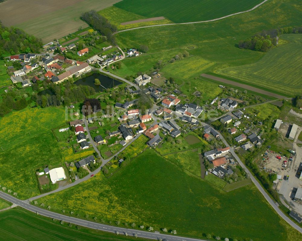 Wenigenauma von oben - Dorfkern am Feldrand in Wenigenauma im Bundesland Thüringen, Deutschland