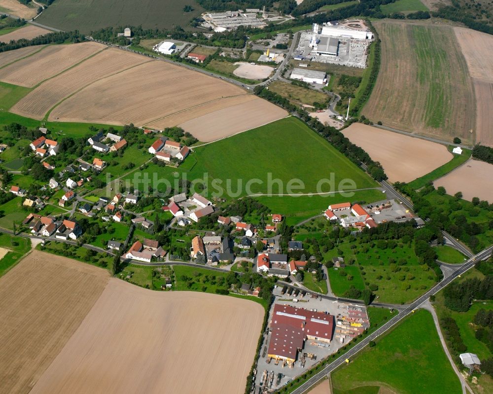 Wernsdorf aus der Vogelperspektive: Dorfkern am Feldrand in Wernsdorf im Bundesland Sachsen, Deutschland