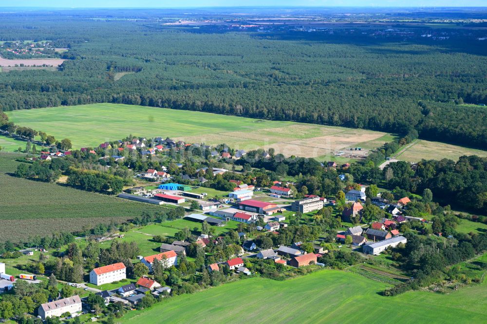 Wesendahl aus der Vogelperspektive: Dorfkern am Feldrand in Wesendahl im Bundesland Brandenburg, Deutschland