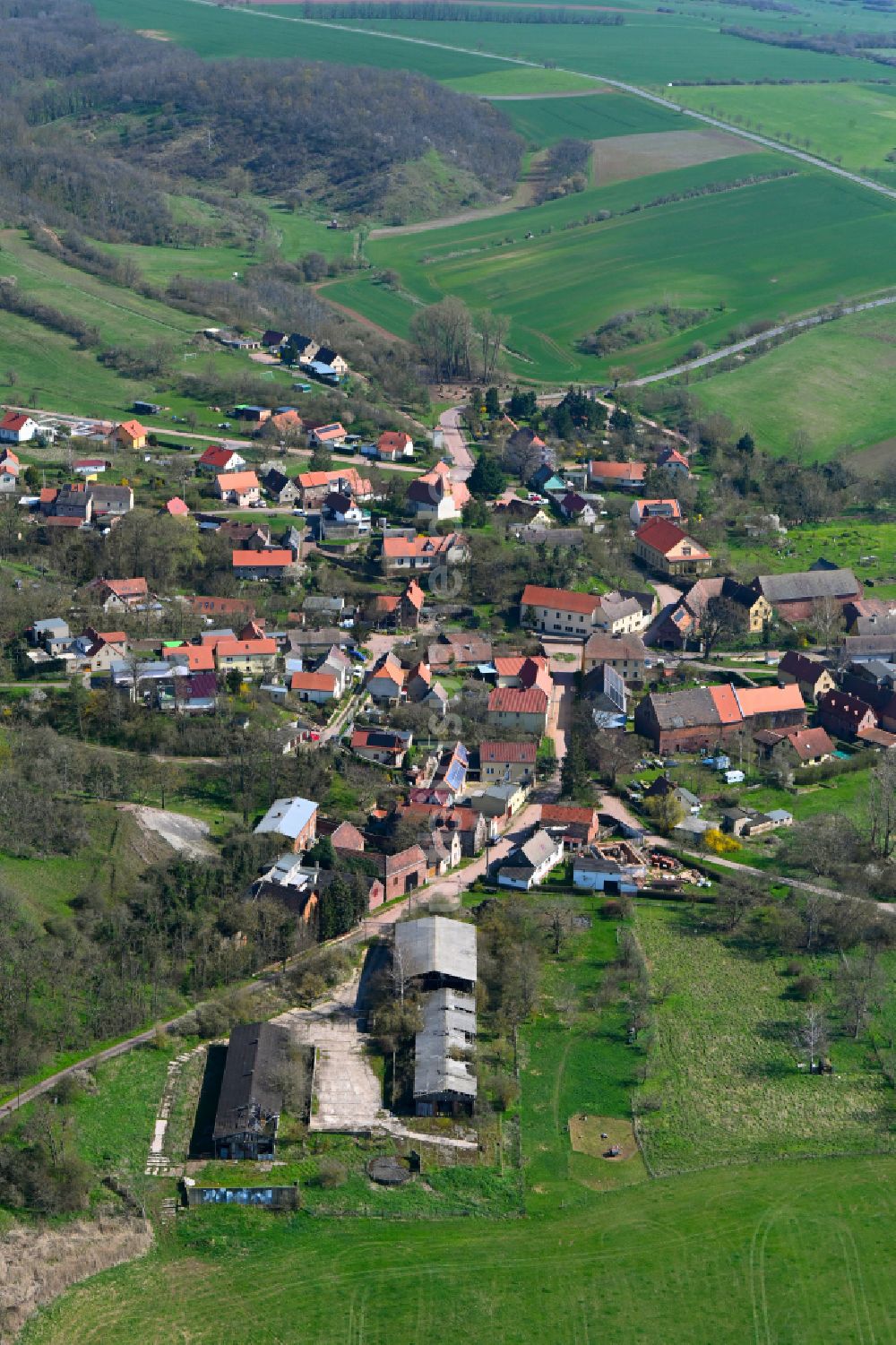 Wettin von oben - Dorfkern am Feldrand in Wettin im Bundesland Sachsen-Anhalt, Deutschland