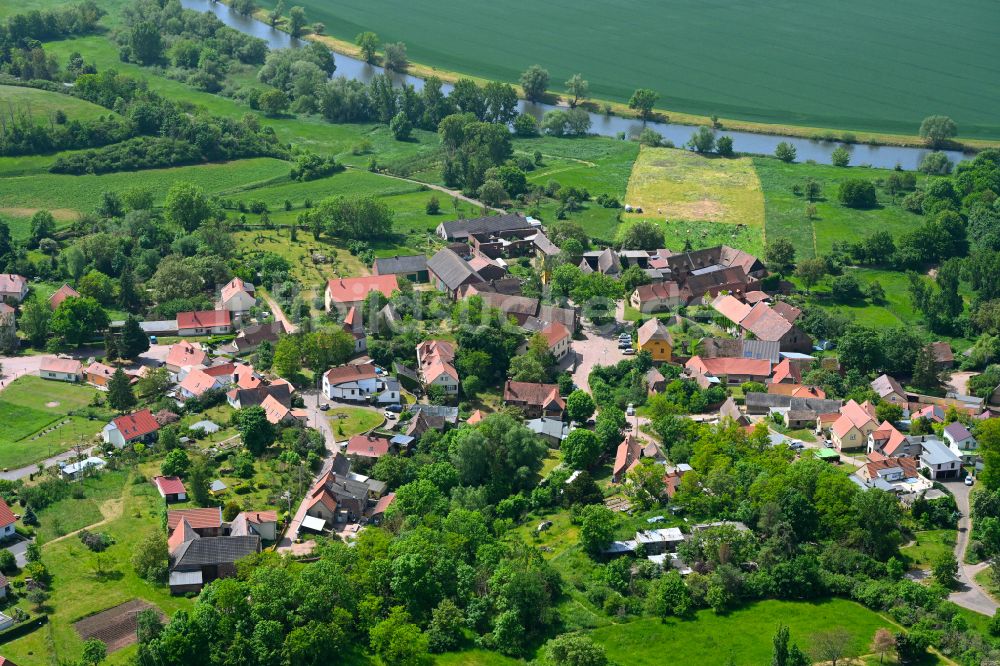 Wettin aus der Vogelperspektive: Dorfkern am Feldrand in Wettin im Bundesland Sachsen-Anhalt, Deutschland