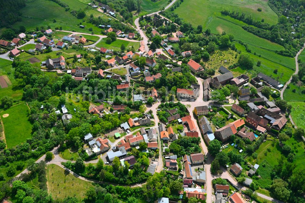 Luftaufnahme Wettin - Dorfkern am Feldrand in Wettin im Bundesland Sachsen-Anhalt, Deutschland