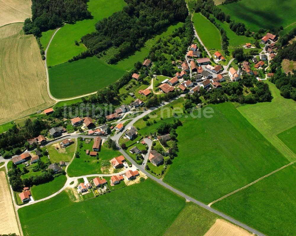 Wetzelsberg von oben - Dorfkern am Feldrand in Wetzelsberg im Bundesland Bayern, Deutschland