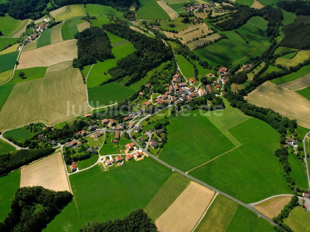 Luftbild Wetzelsberg - Dorfkern am Feldrand in Wetzelsberg im Bundesland Bayern, Deutschland