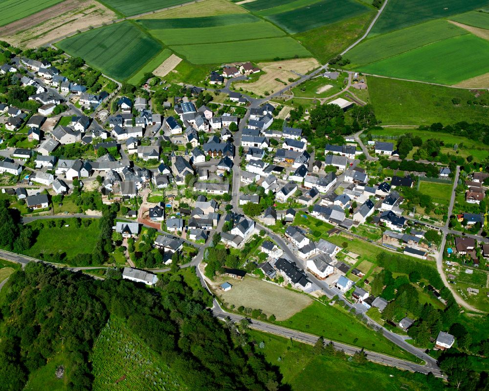 Wiebelsheim von oben - Dorfkern am Feldrand in Wiebelsheim im Bundesland Rheinland-Pfalz, Deutschland