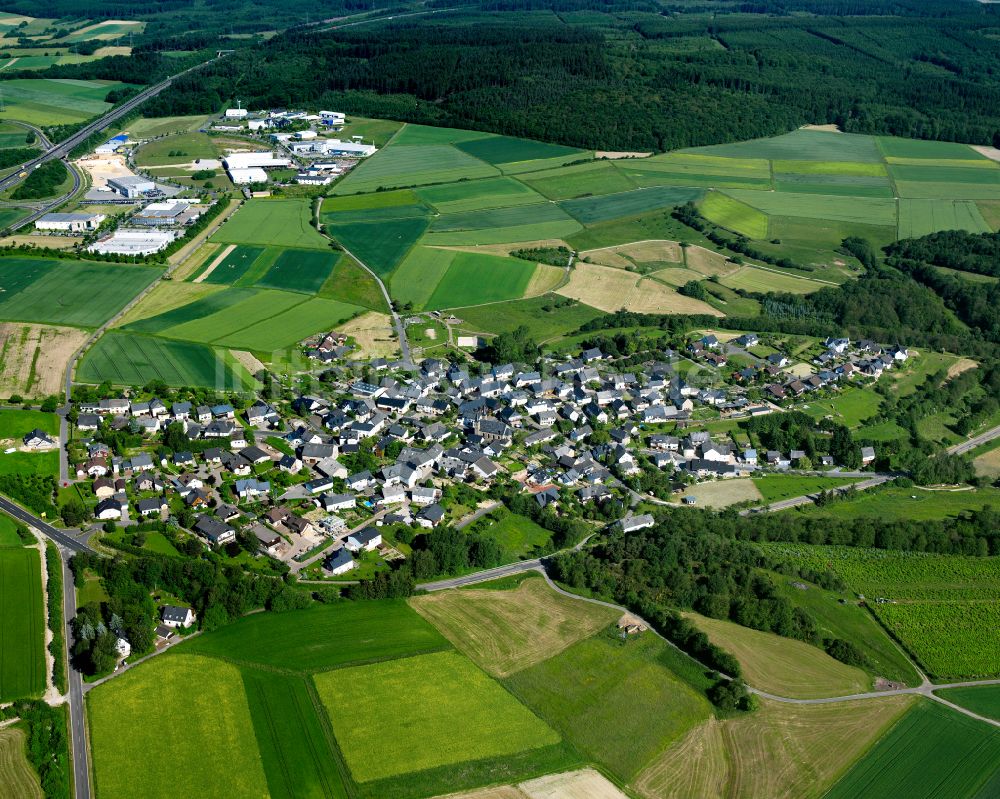 Wiebelsheim aus der Vogelperspektive: Dorfkern am Feldrand in Wiebelsheim im Bundesland Rheinland-Pfalz, Deutschland